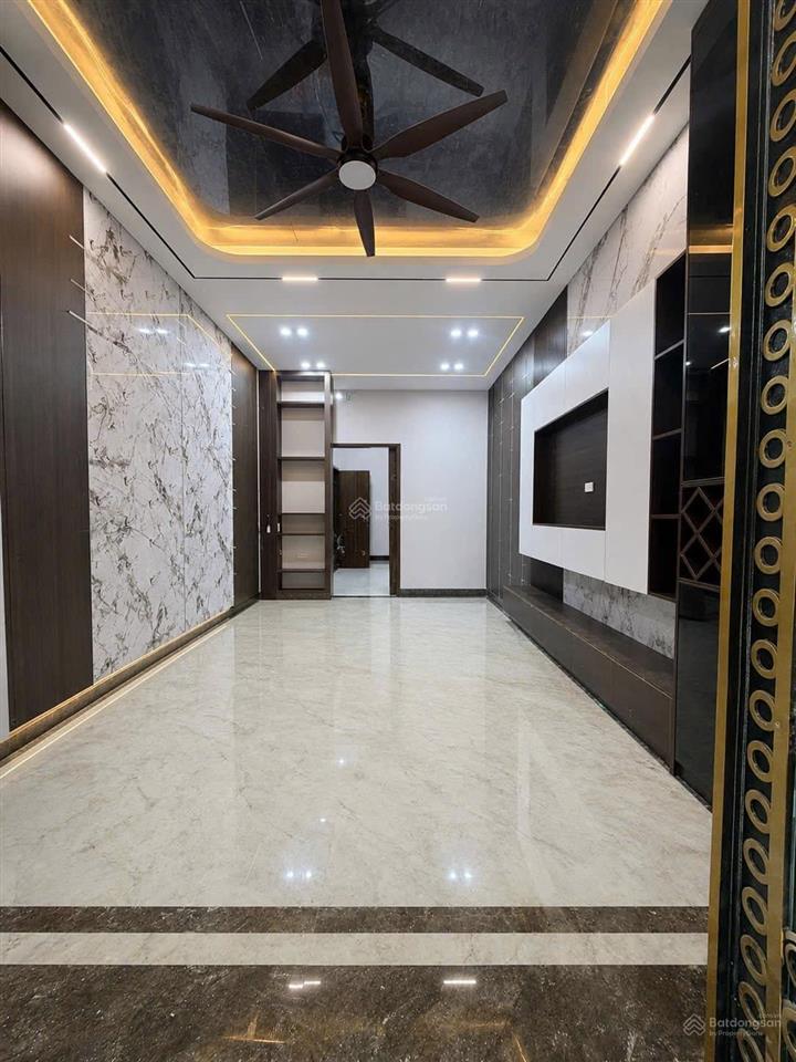 Bán nhà trần quốc hoàn cầu giấy dt 35m2 x 6m mt 4m giá 17,5 tỷ có thương lượng