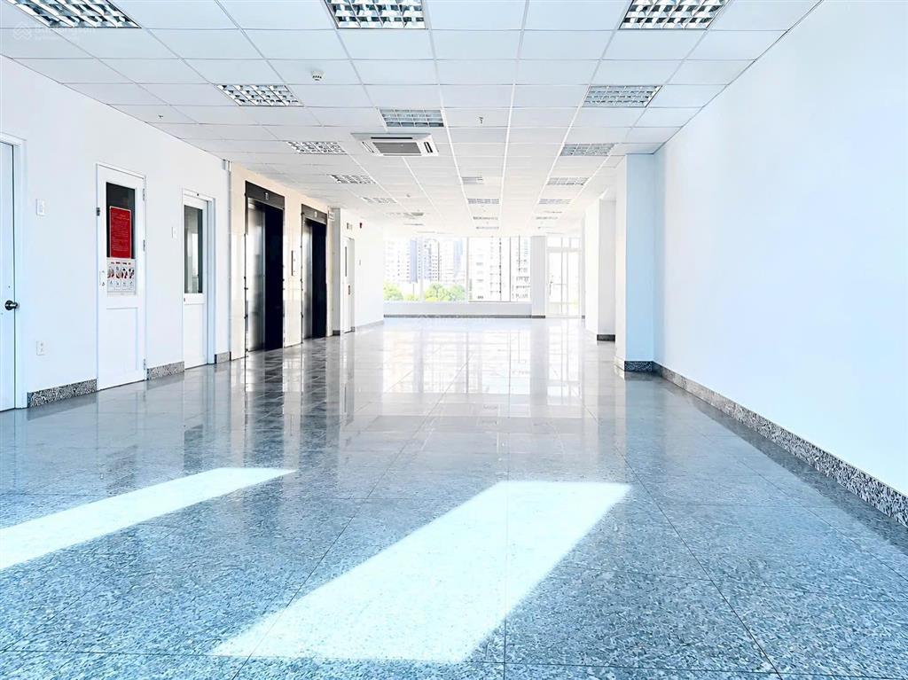 Cho thuê toàn bộ toà nhà 2500m2 sàn mặt tiền đường nguyễn bỉnh khiêm, q.1  2 hầm 9 tầng, giá 650tr