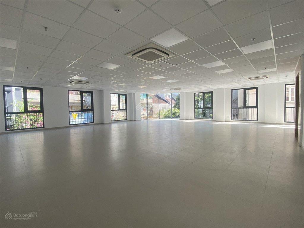 Cho thuê tòa nhà góc 2 mt cách mạng tháng 8, quận 3. dt 8x20m. 1 trệt 4 lầu. dtsd 800m2