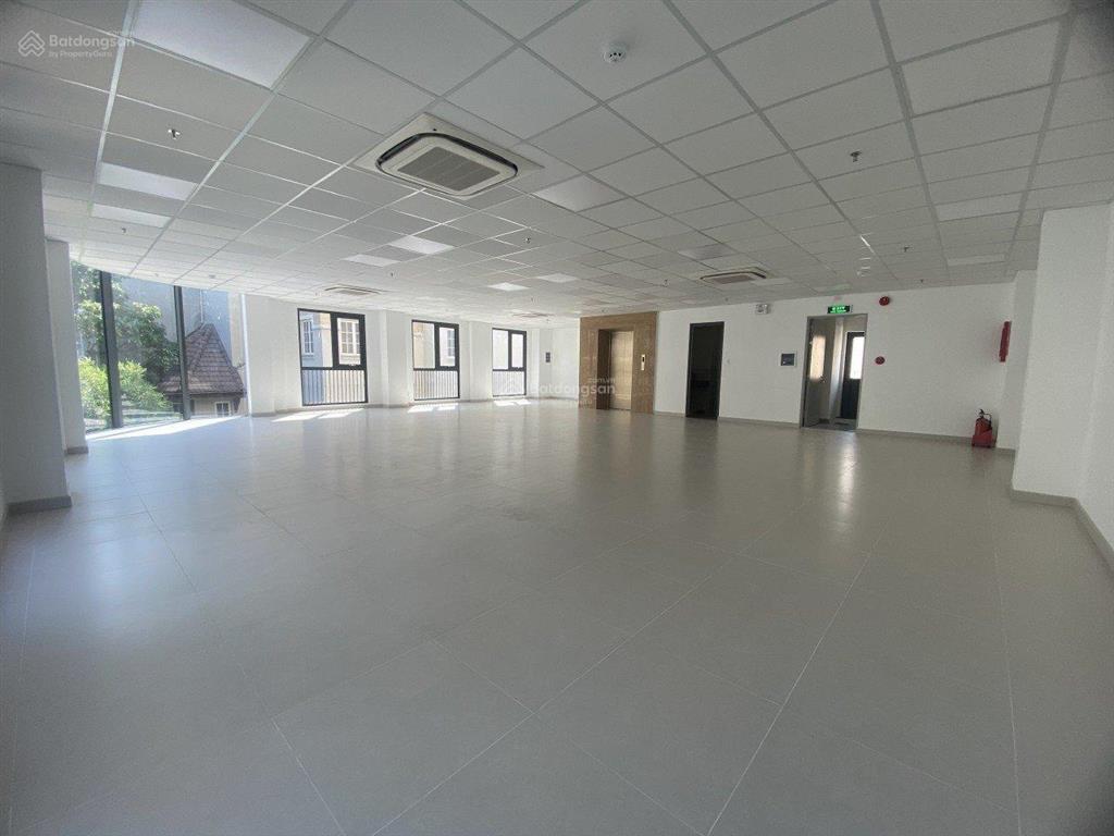 Cho thuê tòa nhà góc 2 mt cách mạng tháng 8, quận 3. dt 8x20m. 1 trệt 4 lầu. dtsd 800m2