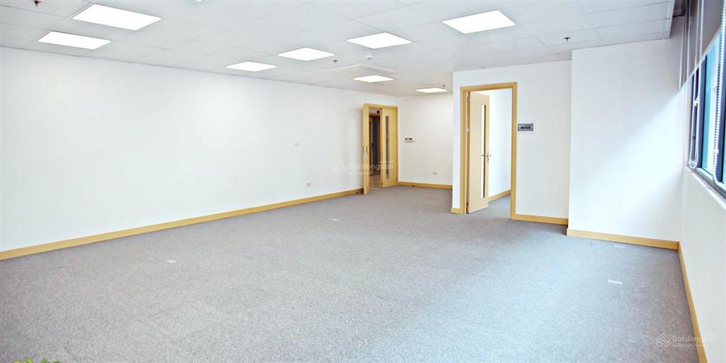 Cho thuê tòa nhà mt đường lê thánh tôn, bến nghé, q1. dt 8x20m. trệt 4 lầu thang máy