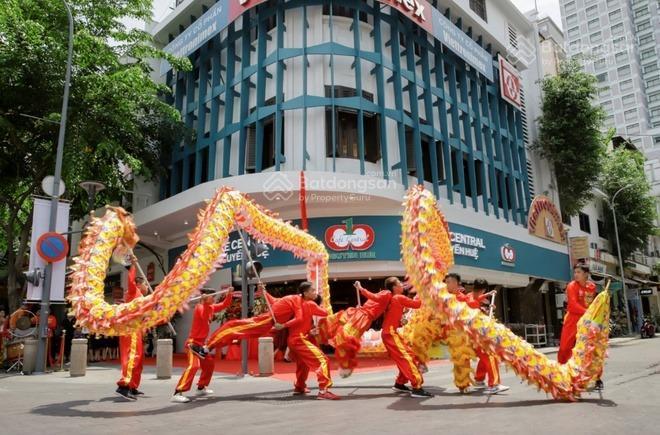 Cho thuê tòa nhà góc 2mt ngay phố đi bộ nguyễn huệ, quận 1. dt 15x20m. trệt 5 lầu thang máy