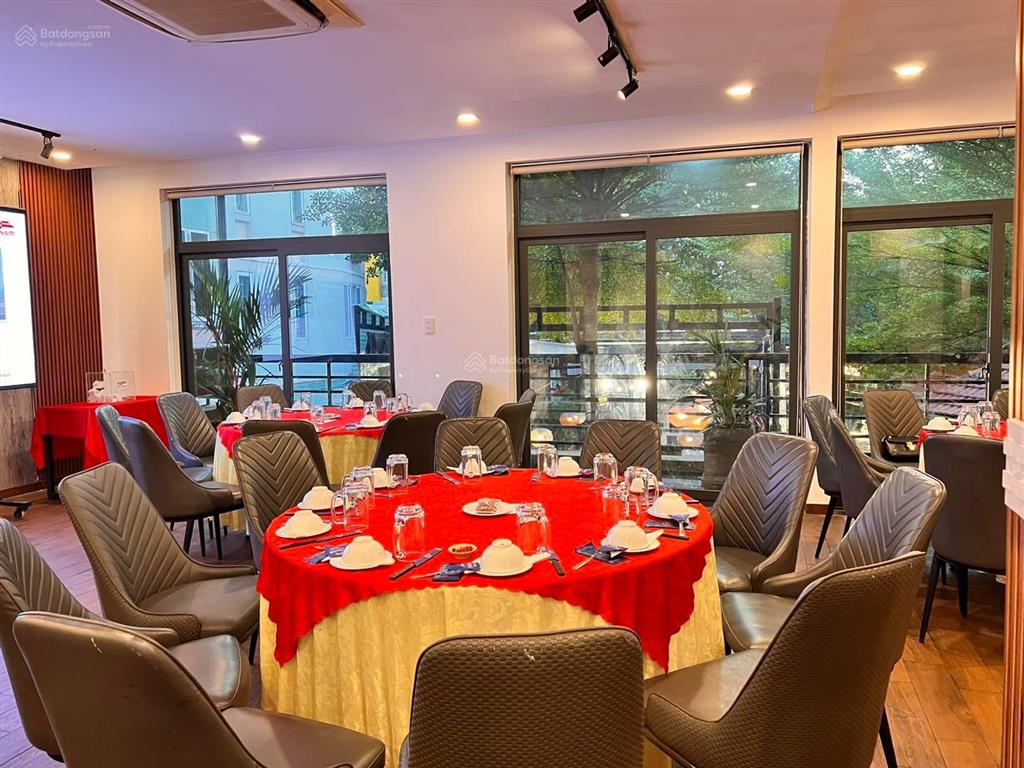 Cho thuê nhà mặt tiền sân vườn đường nguyễn hữu cảnh, phường 22, quận bình thạnh