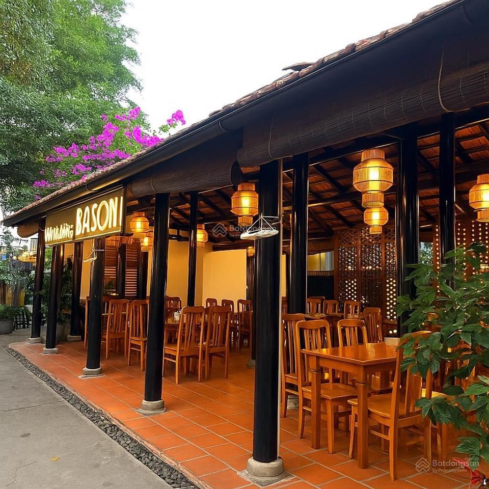 Cho thuê nhà mặt tiền sân vườn đường nguyễn hữu cảnh, phường 22, quận bình thạnh