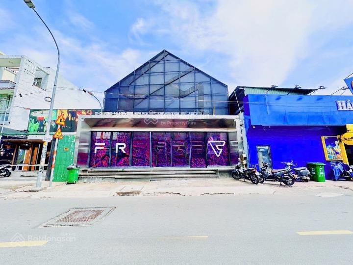 Cho thuê nhà mặt tiền đường quốc hương, phường thảo điền, quận 2. dt 11x20m. trệt lửng