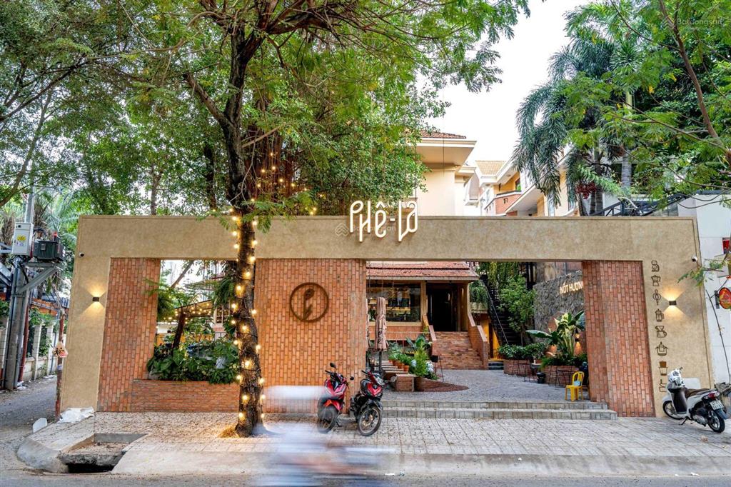 Cho thuê nhà mặt tiền lê quý đôn, quận 3. dt 12x30m. 1 trệt 1 lầu. dtsd 1.600m2
