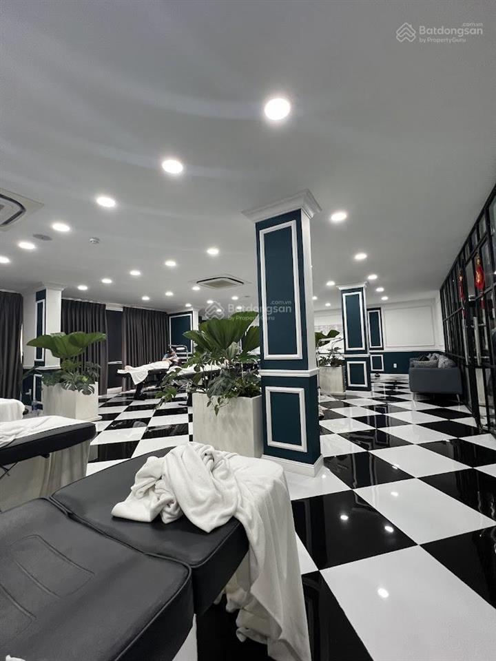Cho thuê tòa nhà góc 2mt đường trần hưng đạo, cô giang, quận 1. dt 15x30m. trệt 6 lầu thang máy
