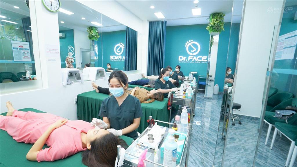 Cho thuê tòa nhà đường 3/2, phường 12, quận 10. dt 7x20m. trệt 4 lầu