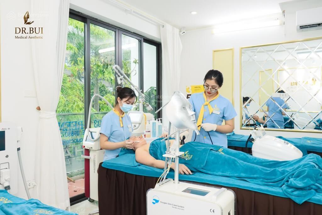 Cho thuê tòa nhà đường 3/2, phường 12, quận 10. dt 7x20m. trệt 4 lầu