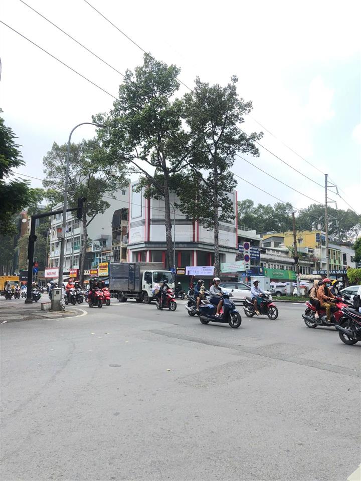 Cho thuê nhà góc 2mt số 213 đường nguyễn tri phương, phường 9, quận 5. dt 10x20m. 1 trệt, 3 lầu.