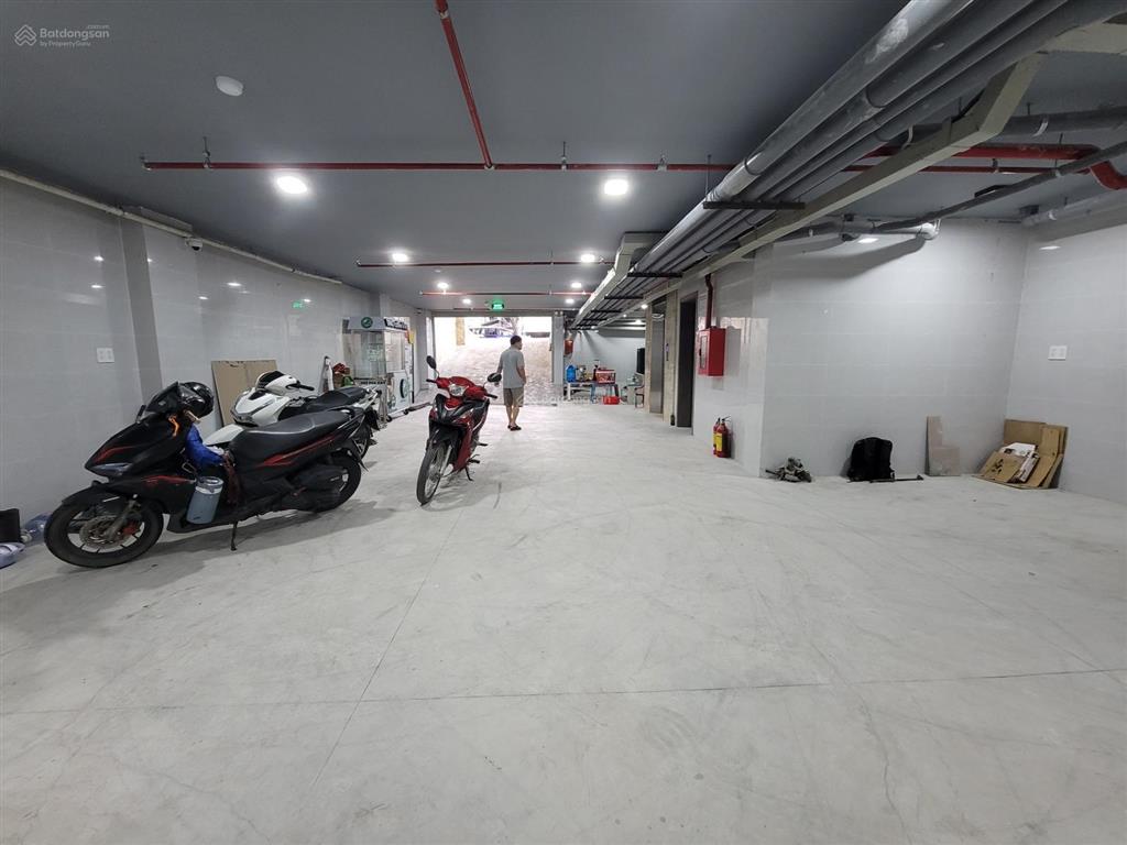 Cho thuê nhà mặt tiền võ văn kiệt, quận 1. dt 5x25m. 1 trệt 4 lầu. dtsd 625m2