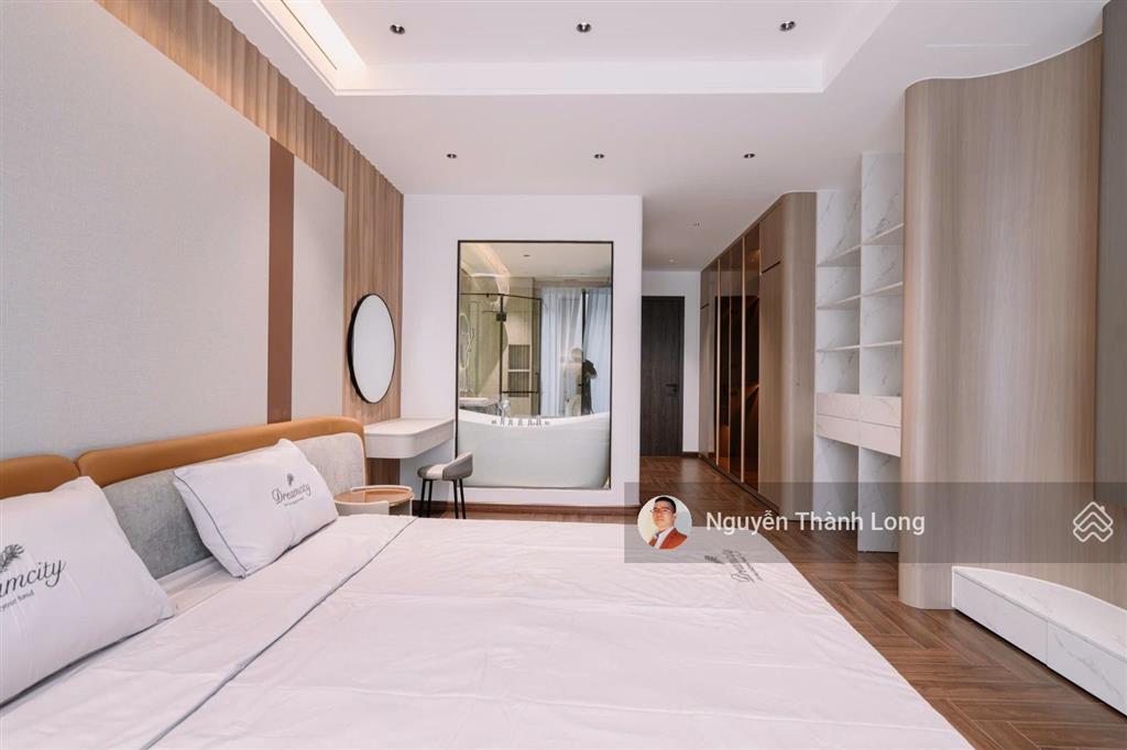 Căn góc 7 tầng thang máy, nội thất xịn, gara ôtô rộng, đường thông, ngay bên cạnh trường việt pháp