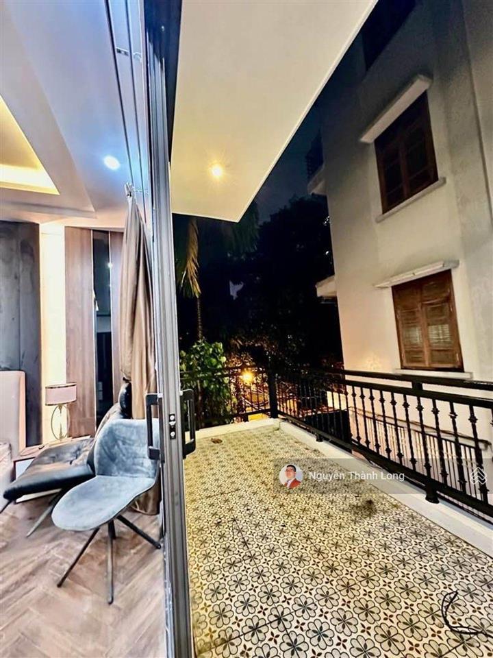 Trung tâm gia thụy nhà 5 tầng thang máy, mặt tiền bề thế 8m, gara rộng, antt vip, giá tốt.