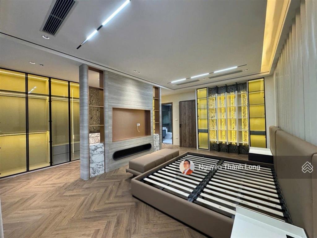 Trung tâm gia thụy nhà 5 tầng thang máy, mặt tiền bề thế 8m, gara rộng, antt vip, giá tốt.