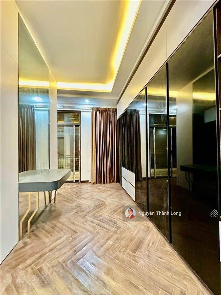 Trung tâm gia thụy nhà 5 tầng thang máy, mặt tiền bề thế 8m, gara rộng, antt vip, giá tốt.
