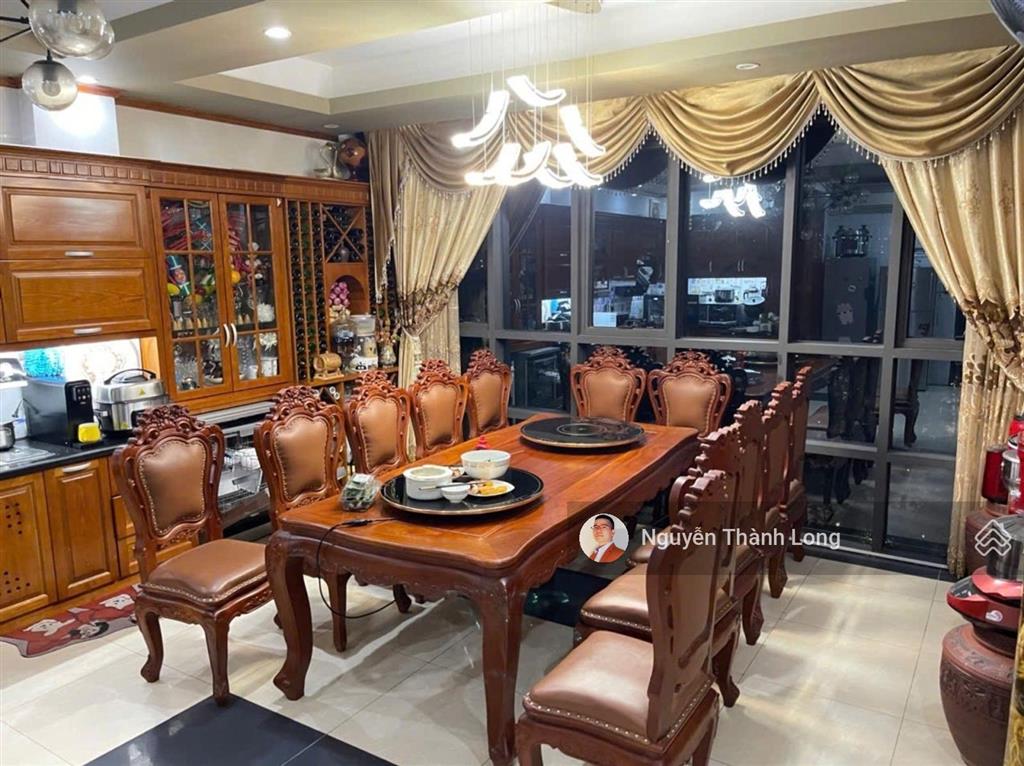 Có 102 toà nhà 9 tầng, 1 mặt phố lớn, 1 mặt hồ lớn, ngay nguyễn sơn, nguyễn văn cừ, ngọc lâm