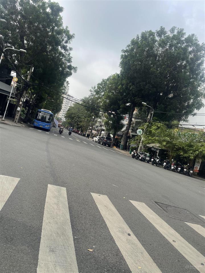 Bán bt đẹp xuất sắc tại làng đại học abc. có thang máy, 21 tỷ, 200m2, 5pn, 7wc