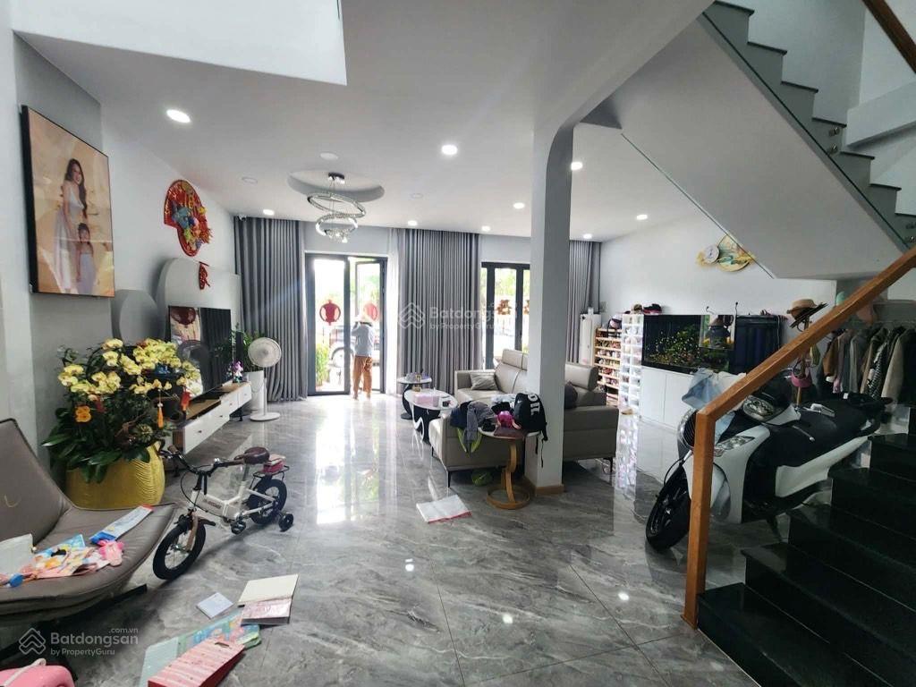 Bán nhà mặt phố đường số 10, quận 7, 17 tỷ, 119m2, 4pn, 5wc, 3 tầng
