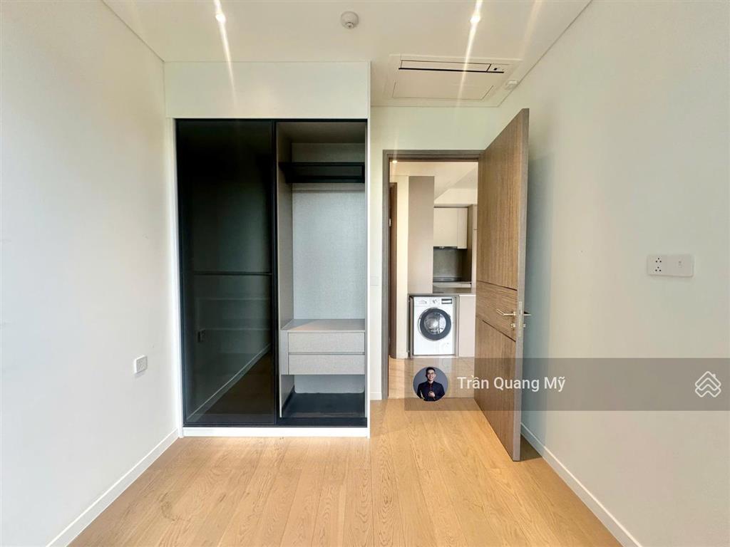 Cho thuê căn hộ 2pn, full kính từ trần tới sàn, căn hộ góc view rất đẹp 46tr/tháng