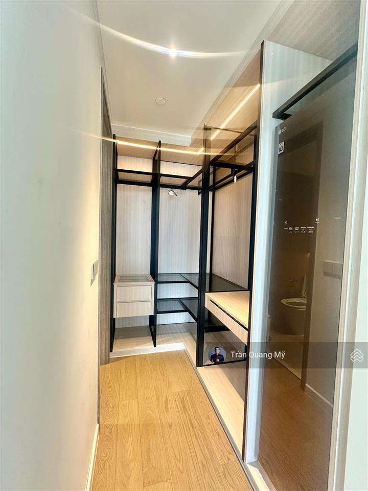 Cho thuê căn hộ 2pn, full kính từ trần tới sàn, căn hộ góc view rất đẹp 46tr/tháng