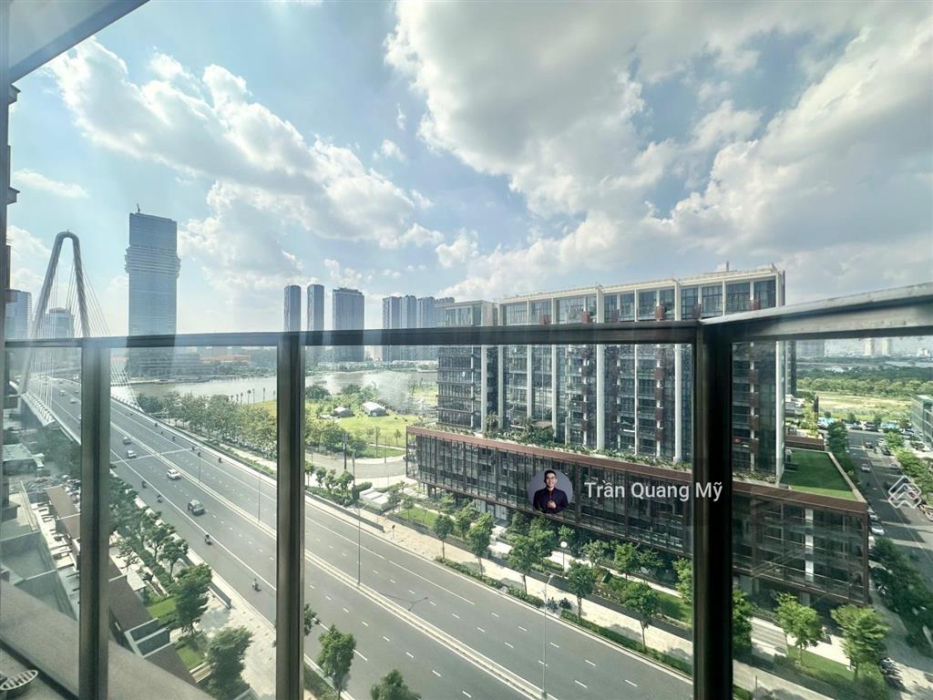 Cho thuê căn hộ 2pn, full kính từ trần tới sàn, căn hộ góc view rất đẹp 46tr/tháng