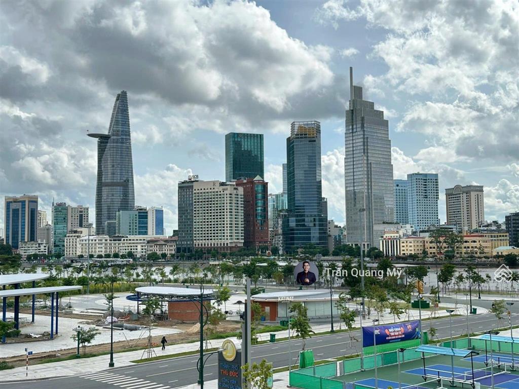 Cho thuê căn góc 2pn, xem được pháo bông, nội thất đầy đủ có gu giá 55tr/tháng