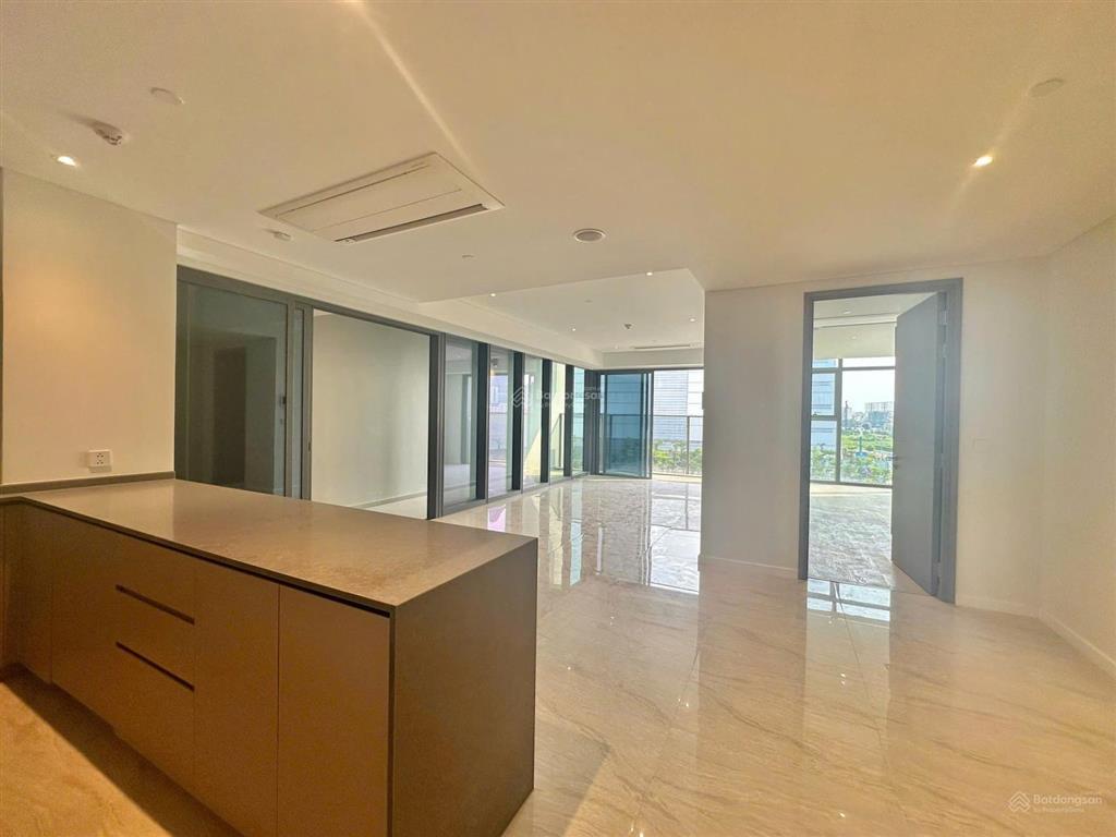 2pn diện tích cực lớn tới 128m2, nội thất cơ bản, view quận 1 cho thuê giá 50tr/tháng