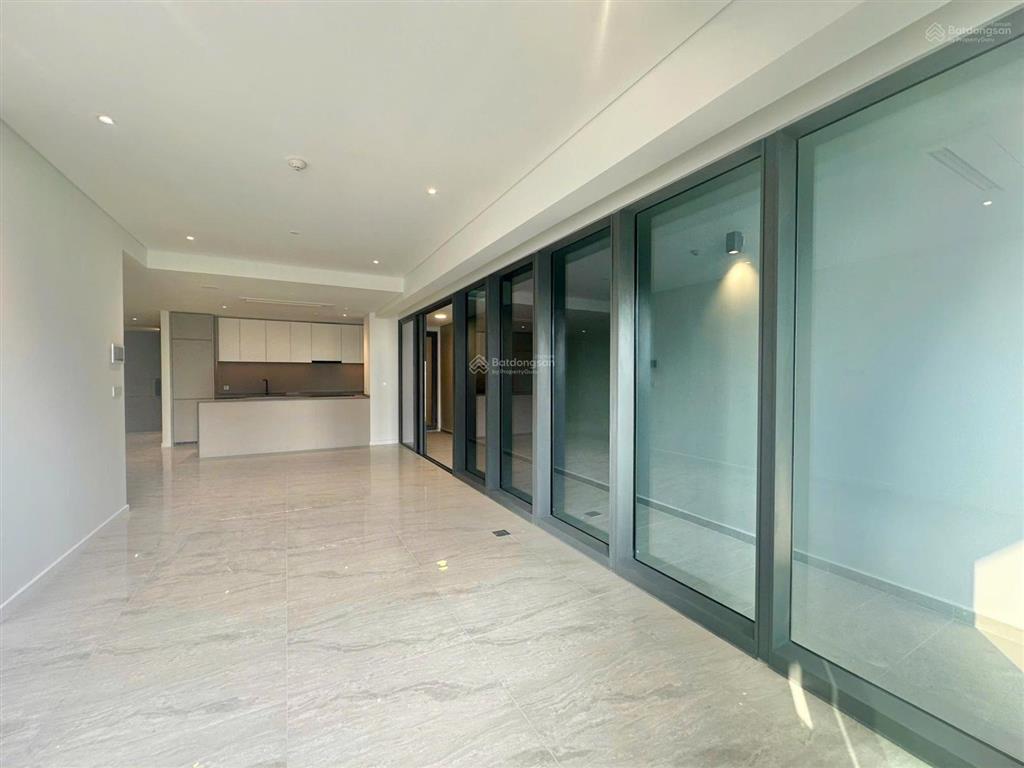 2pn diện tích cực lớn tới 128m2, nội thất cơ bản, view quận 1 cho thuê giá 50tr/tháng