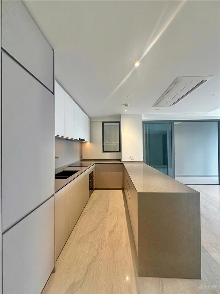 2pn diện tích cực lớn tới 128m2, nội thất cơ bản, view quận 1 cho thuê giá 50tr/tháng