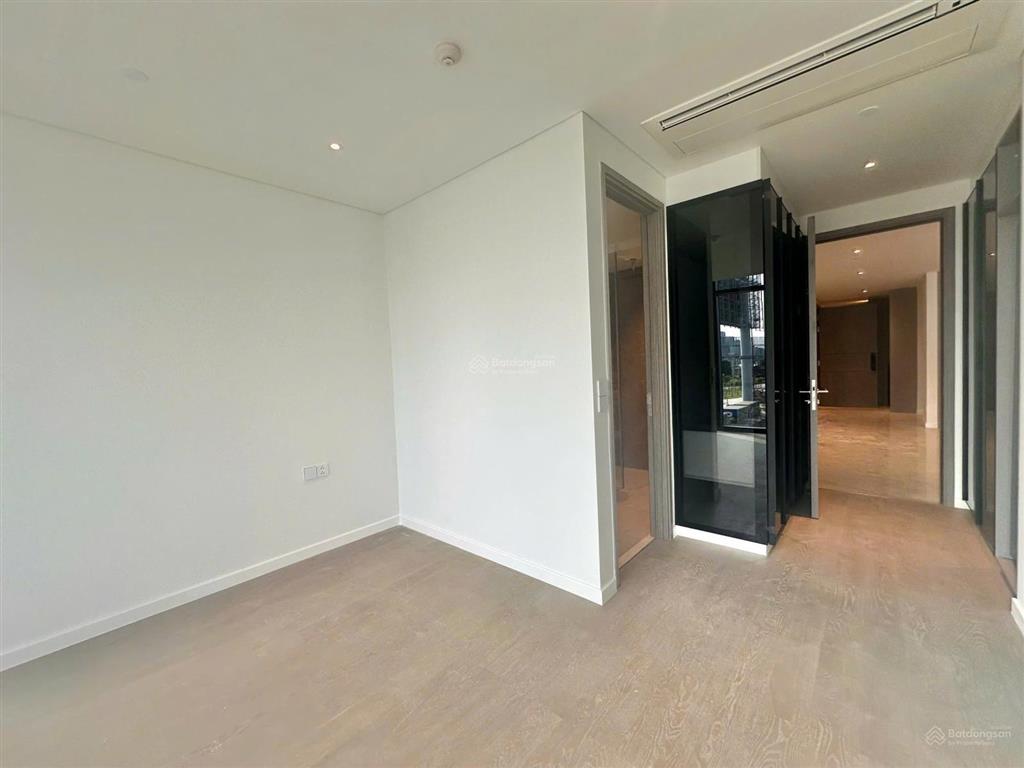 2pn diện tích cực lớn tới 128m2, nội thất cơ bản, view quận 1 cho thuê giá 50tr/tháng