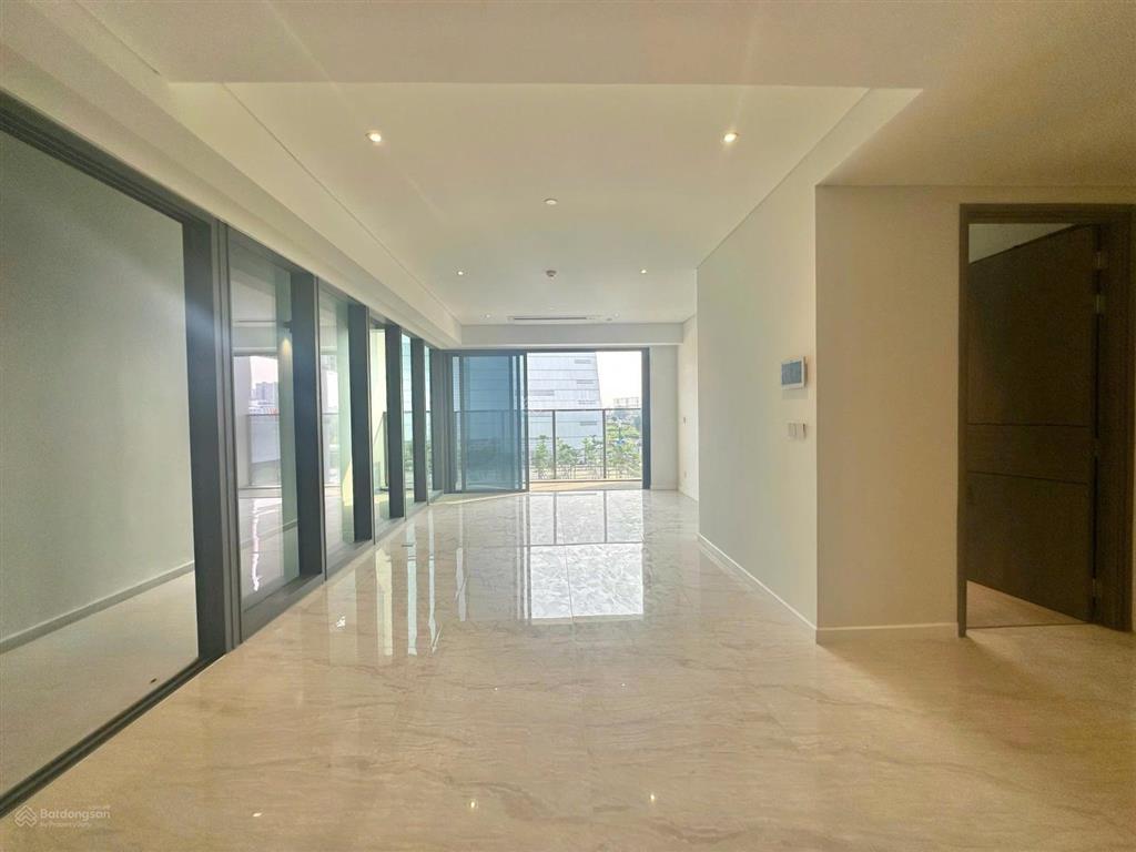 2pn diện tích cực lớn tới 128m2, nội thất cơ bản, view quận 1 cho thuê giá 50tr/tháng
