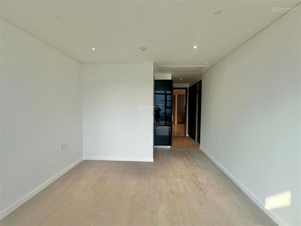 2pn diện tích cực lớn tới 128m2, nội thất cơ bản, view quận 1 cho thuê giá 50tr/tháng