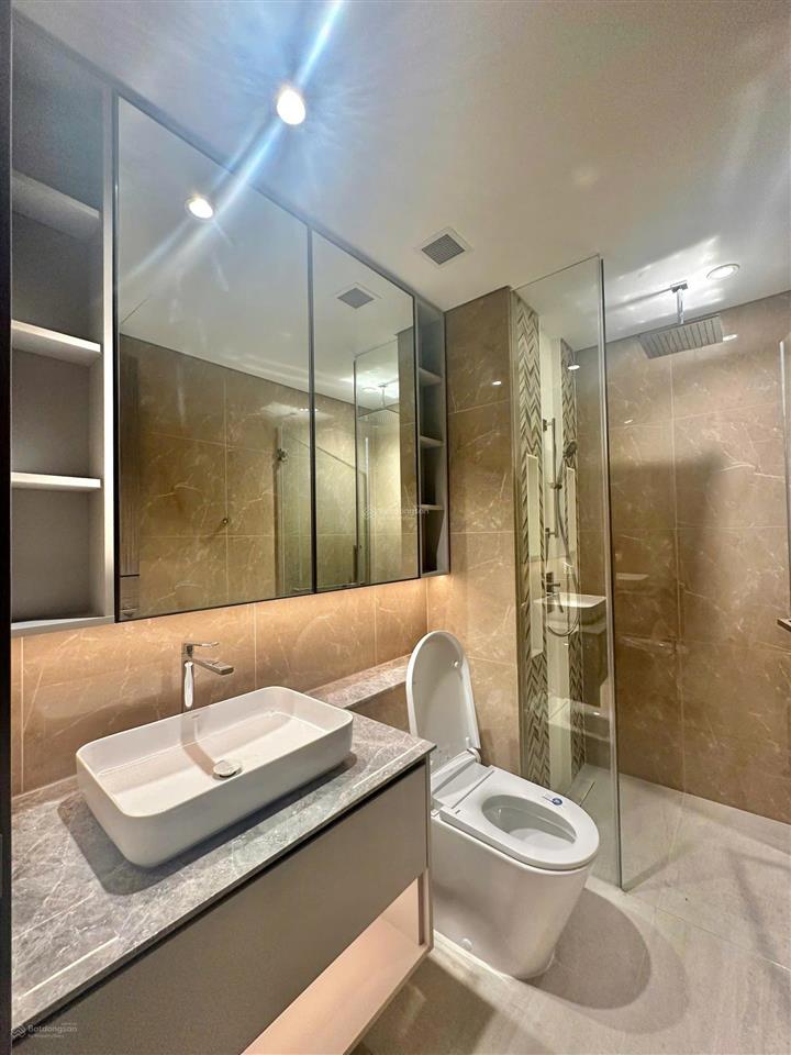 2pn diện tích cực lớn tới 128m2, nội thất cơ bản, view quận 1 cho thuê giá 50tr/tháng