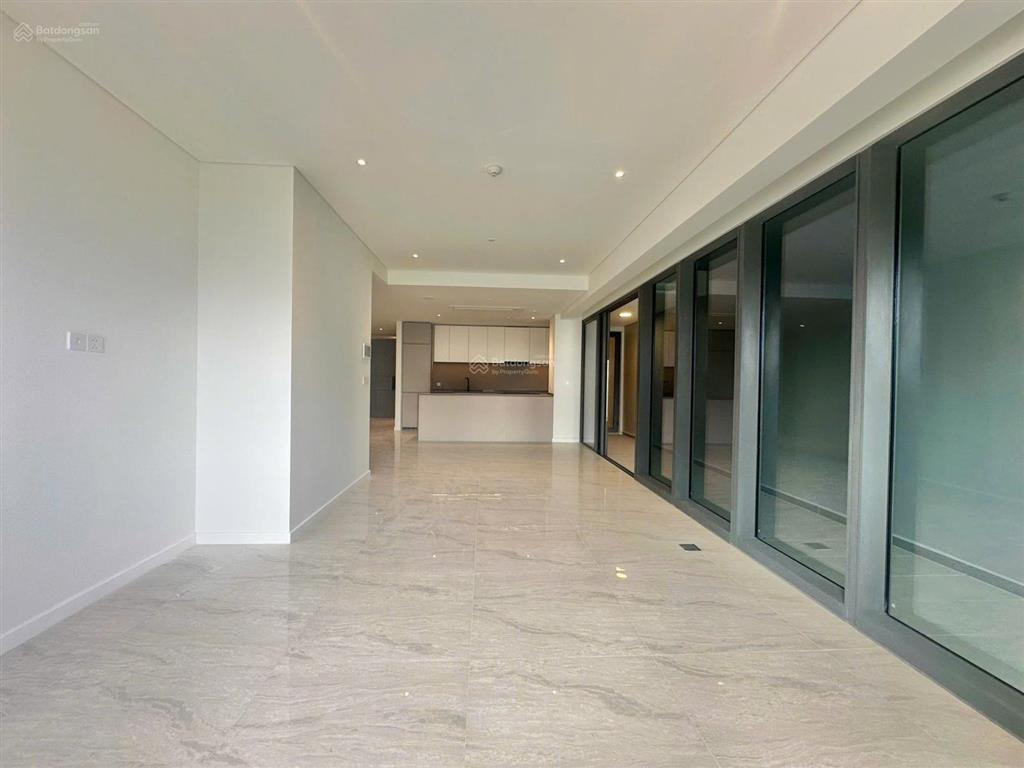 2pn diện tích cực lớn tới 128m2, nội thất cơ bản, view quận 1 cho thuê giá 50tr/tháng