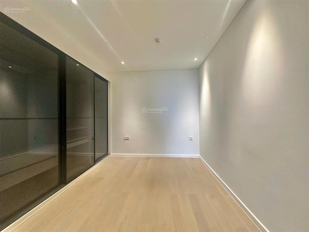 2pn diện tích cực lớn tới 128m2, nội thất cơ bản, view quận 1 cho thuê giá 50tr/tháng