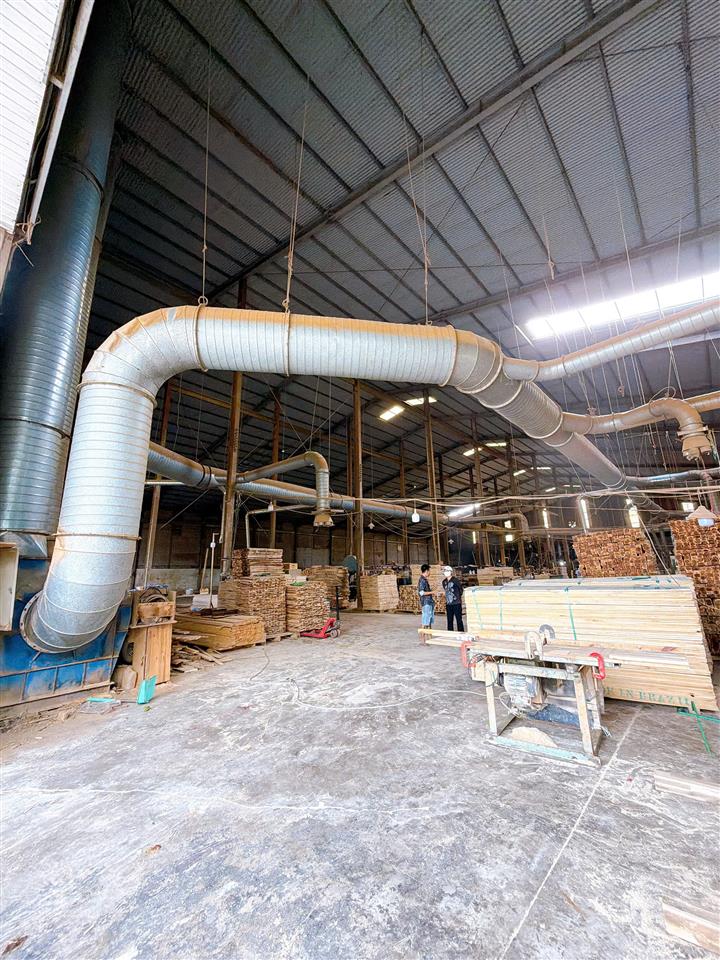 X194 bán nhà xưởng khu vực tập chung sản xuất nhiều công ty gỗ, dân cư ở kín đông đúc