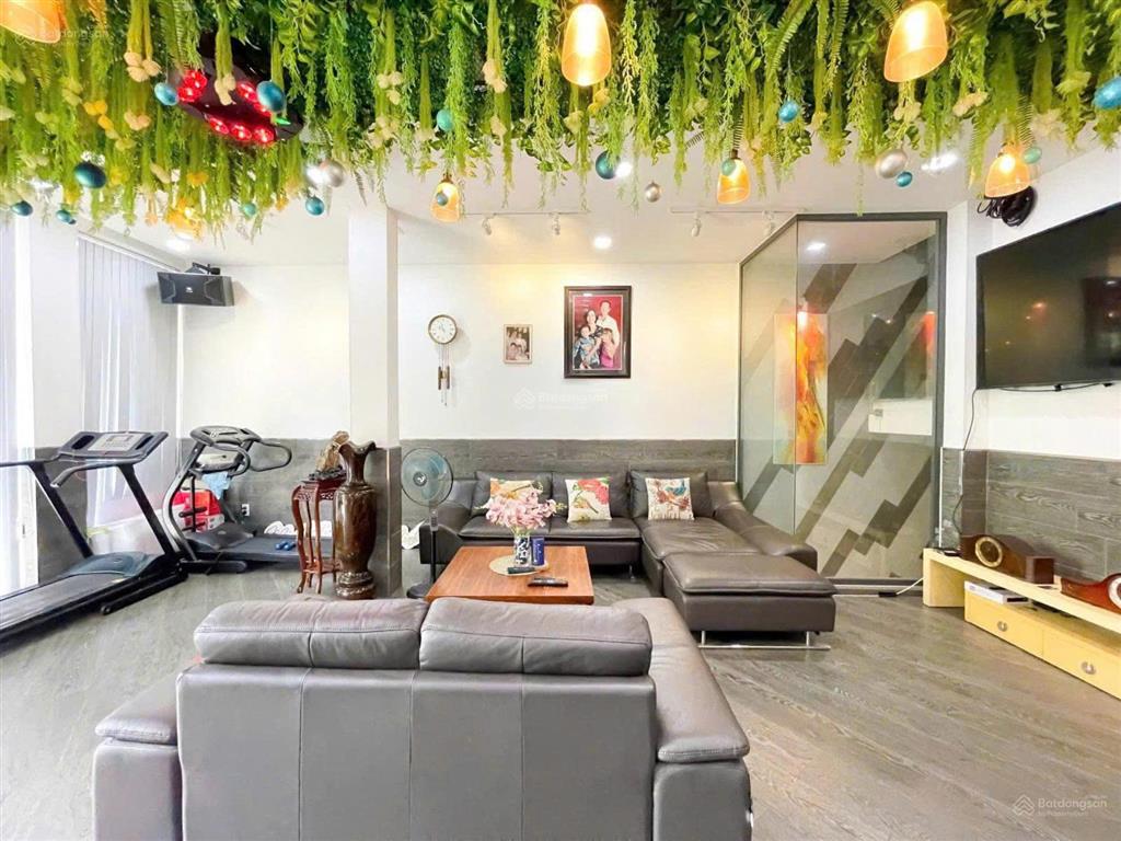 Cho thuê nhà đẹp 3 tầng mặt tiền đường số tân quy q7