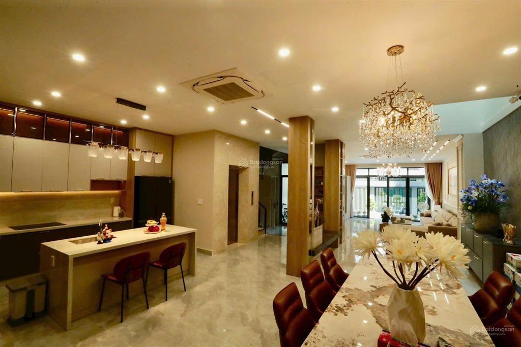 Biệt thự nữ vương đẹp mê ly, xách vali vào ở ngay, trung tâm quận 5, n8m d20m, 4 tầng chỉ 45 tỷ