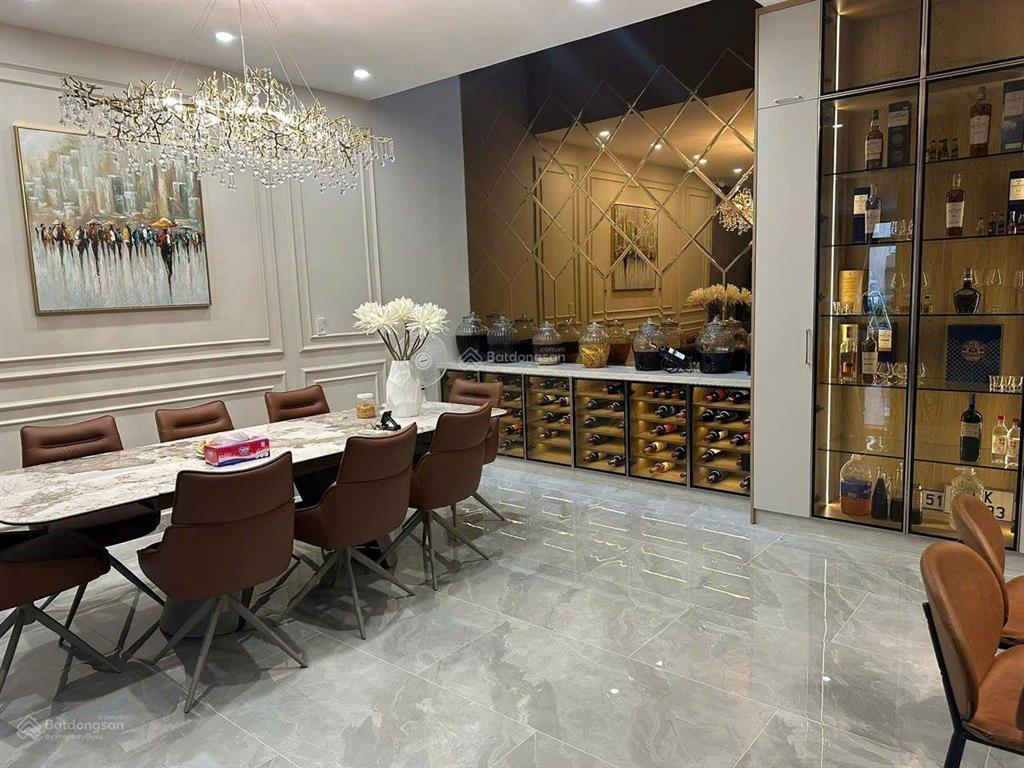 Biệt thự nữ vương đẹp mê ly, xách vali vào ở ngay, trung tâm quận 5, n8m d20m, 4 tầng chỉ 45 tỷ