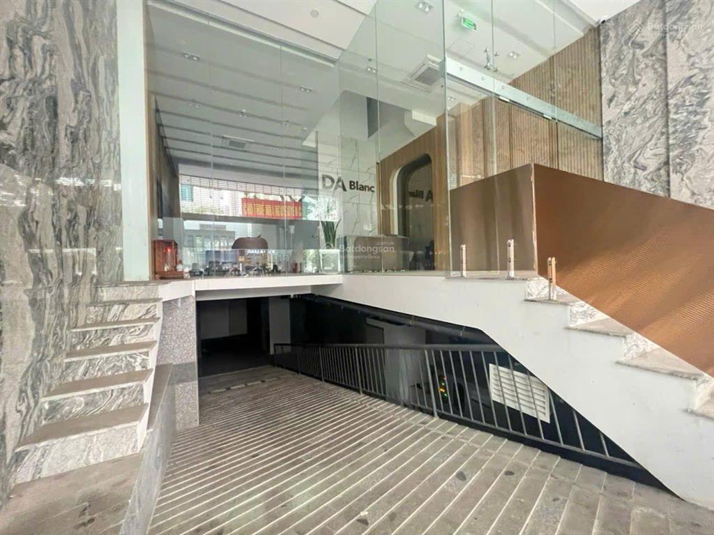 Tòa nhà 8 tầng mới keng, đường nkkn quận 1, dòng tiền 6 tỷ/năm. hđ thuê còn 6 năm, giá 250 tỷ