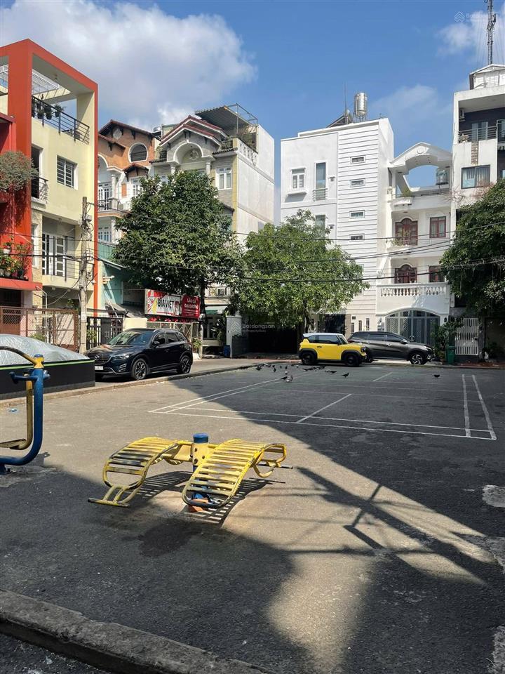 Biệt thự xinh đẹp, trước sau nhìn công viên, 5 tầng sát bên khu vip phan xích long, giá chỉ 25 tỷ