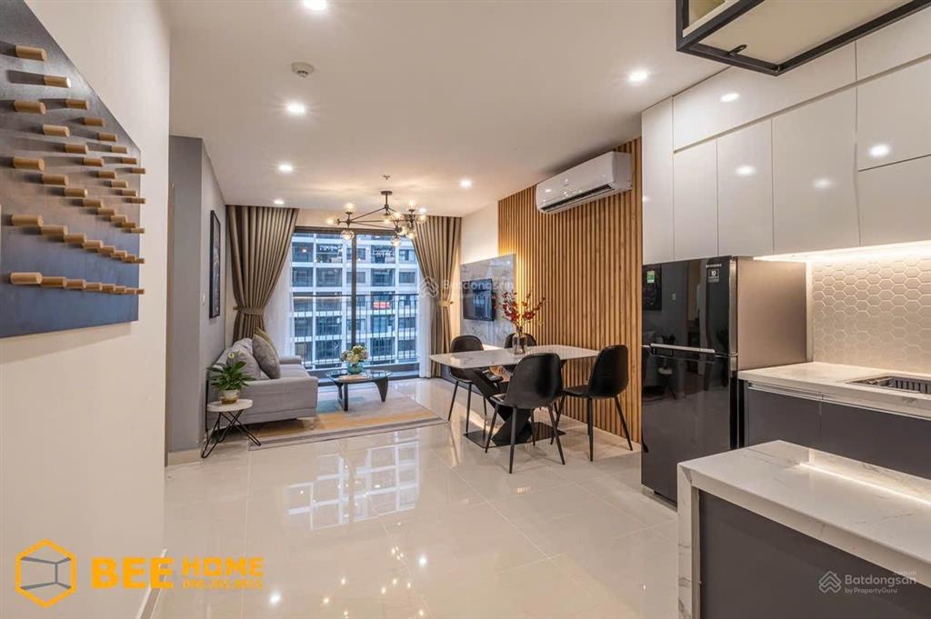 Chính chủ cần bán căn 2 ngủ 1 vs, đầy đủ nội thất cao cấp mới làm, view đẹp tầng trung, sẵn sổ.