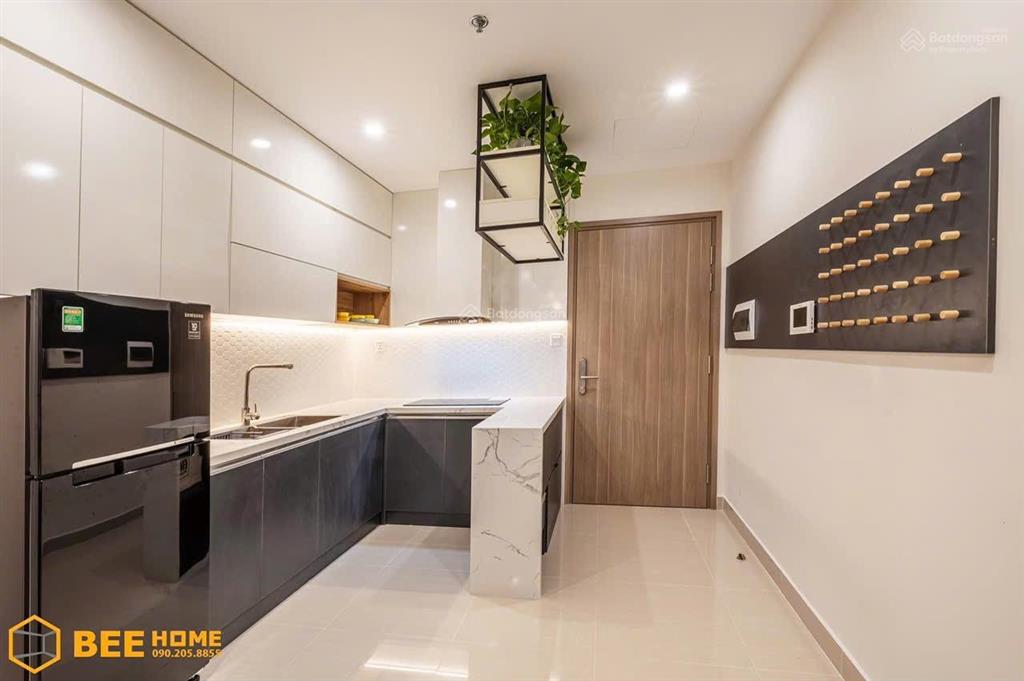 Chính chủ cần bán căn 2 ngủ 1 vs, đầy đủ nội thất cao cấp mới làm, view đẹp tầng trung, sẵn sổ.