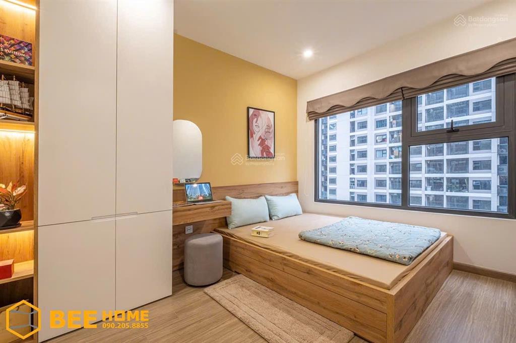 Chính chủ cần bán căn 2 ngủ 1 vs, đầy đủ nội thất cao cấp mới làm, view đẹp tầng trung, sẵn sổ.