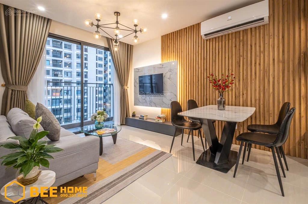 Chính chủ cần bán căn 2 ngủ 1 vs, đầy đủ nội thất cao cấp mới làm, view đẹp tầng trung, sẵn sổ.