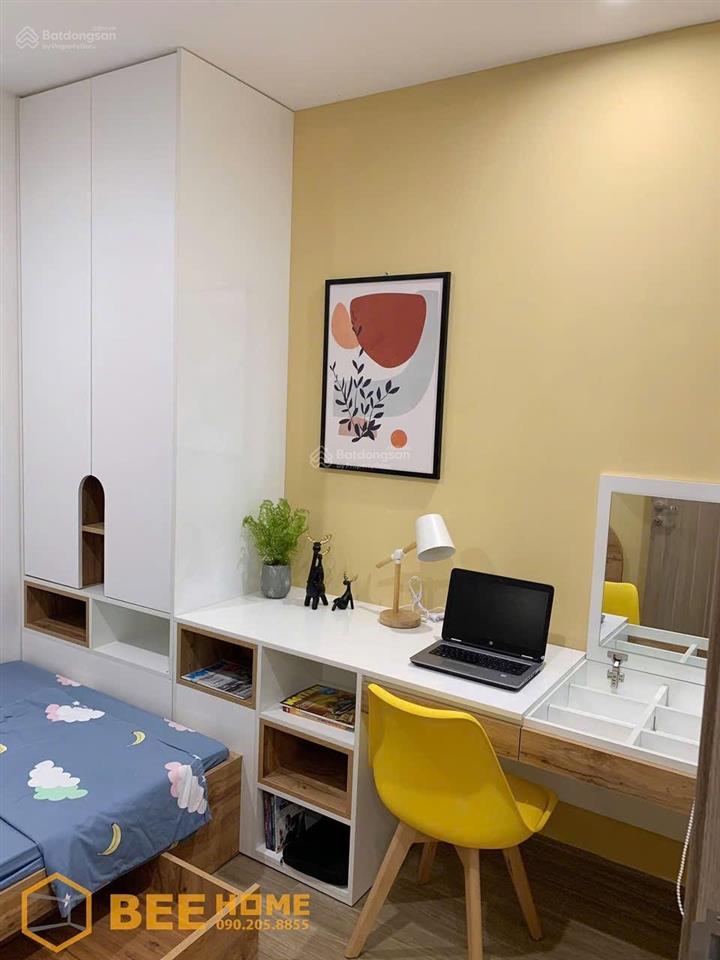 Chính chủ cần bán căn 2 ngủ 1 vs, đầy đủ nội thất cao cấp mới làm, view đẹp tầng trung, sẵn sổ.