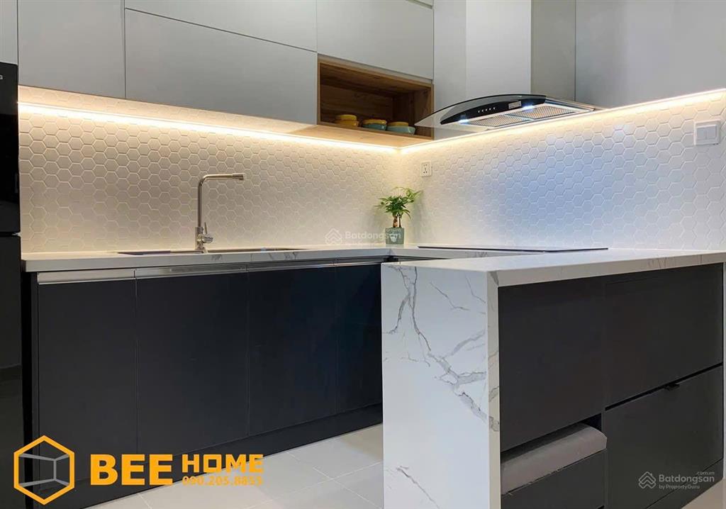 Chính chủ cần bán căn 2 ngủ 1 vs, đầy đủ nội thất cao cấp mới làm, view đẹp tầng trung, sẵn sổ.