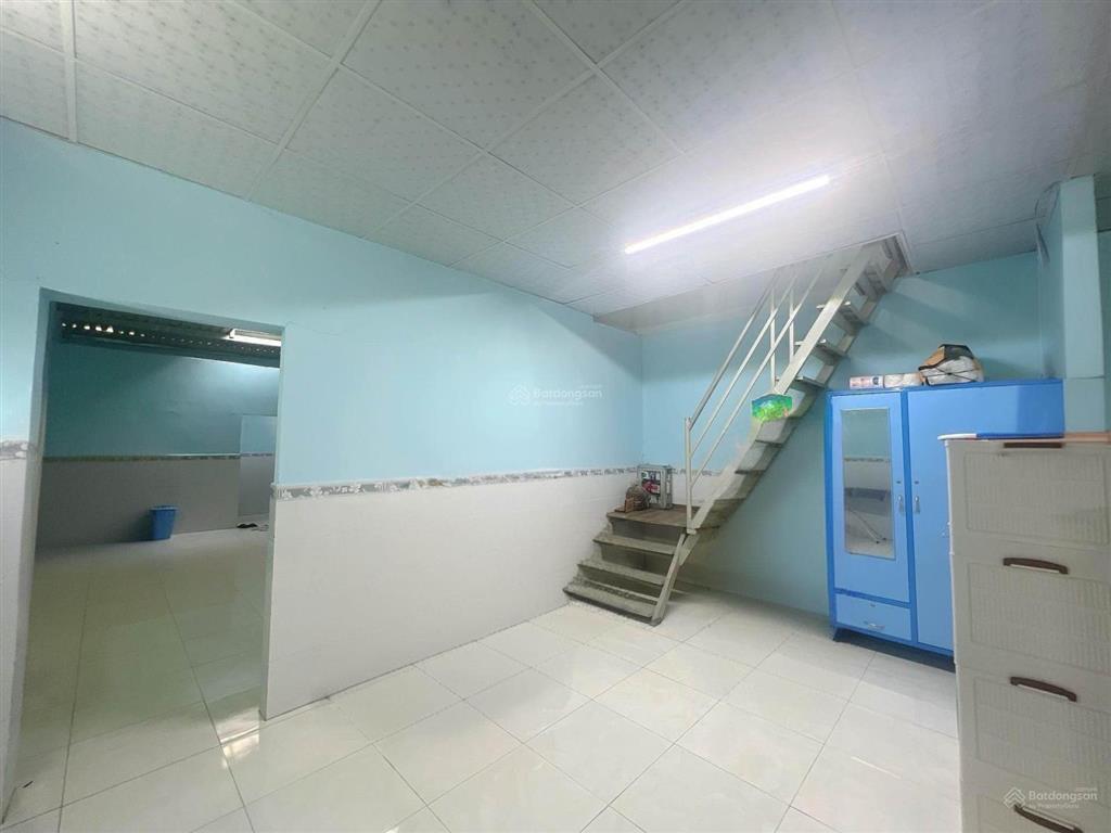 Bán gấp nhà riêng 102m2 tại quốc lộ 13, 9 tỷ, 2pn, 2wc, pháp lý đầy đủ, hướng tây bắc