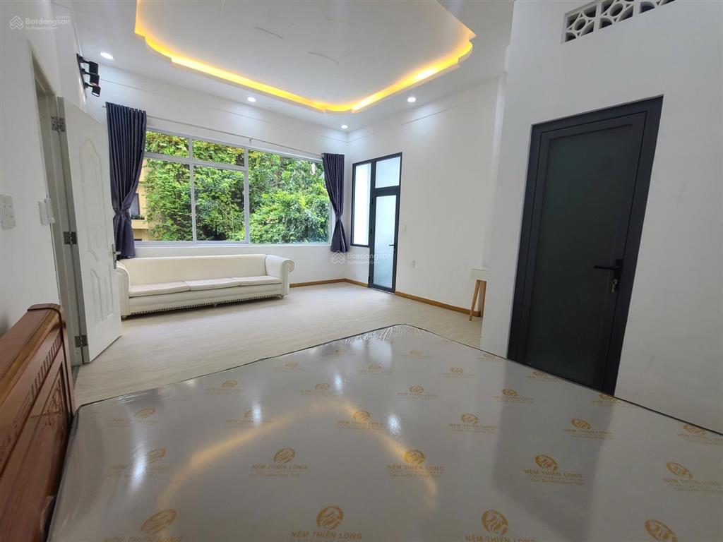 Cho thuê 2 phòng ngủ, 2 wc đầy đủ nội thất, ban công khu vực bếp riêng nằm ngay trung tâm