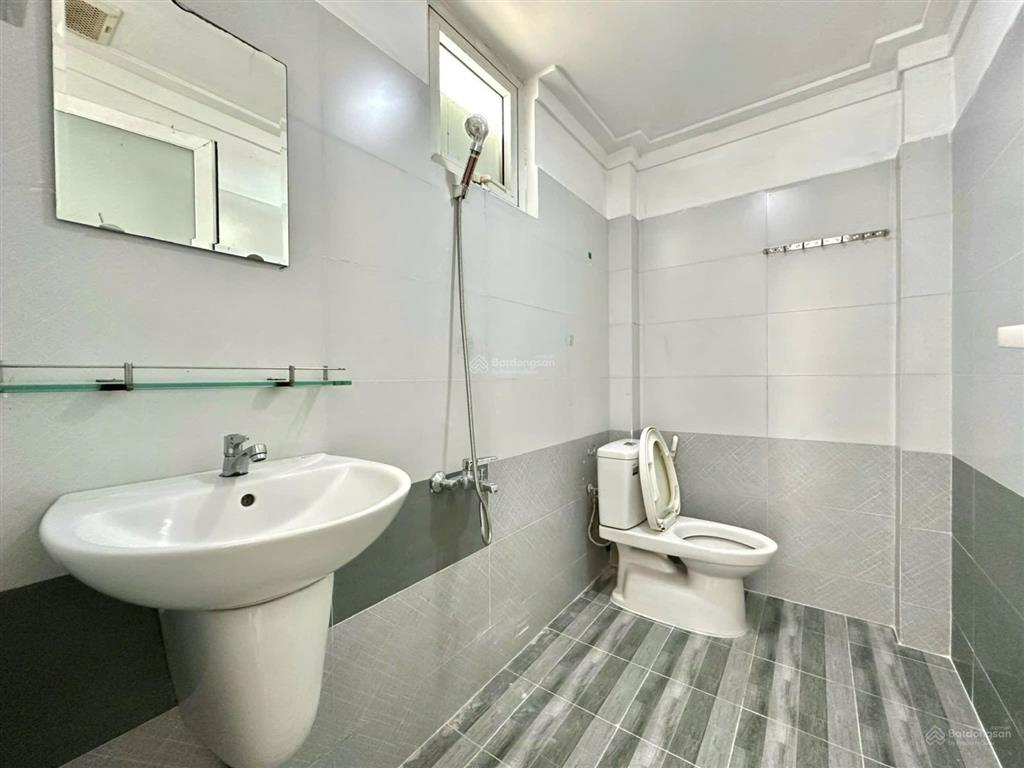 Vừa trống 2pn cần cho thuê ngay trung tâm phú nhuận, được trang bị đầy đủ tiện nghi vào ở ngay
